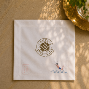 Vibrante Bordado a Mano de Peces sobre Lino Natural Cuadrado Crea un Acento Alegre Inspirado en el Océano para un Ambiente Moderno - Product Image 1