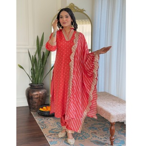 Conjunto de Kurti rojo recto de viscosa Chanderi de la mejor calidad para mujer, con pantalón y dupatta con estampado digital. - Product Image 1