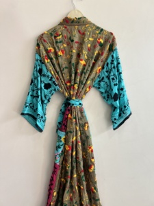 Lote al por mayor de kimonos indios bordados a mano estilo boho Phulkari, chaquetas de lujo para estar en casa. - Product Image 3