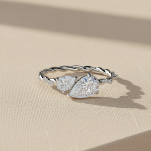 Anillo de compromiso Toi et Moi con pavé retorcido de moissanita de 1 quilate con corte de pera en oro blanco - Product Image 1
