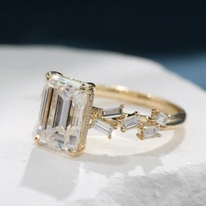 Bague de fiançailles en moissanite taille émeraude avec halo baguette en or jaune 14 carats, bague de mariage, bague de fiançailles, cadeau pour elle, bague de demande en mariage. - Product Image 1