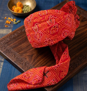 Turbante Tradicional Rajasthani Bandhani para Novio, Safa Rojo y Naranja, Pagri Marwari para Boda con Motivos Jaipuri Bandhej - Product Image 1