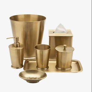 Ensemble de salle de bain en métal de luxe avec distributeur de savon, porte-brosse à dents, gobelet et plateau pour la décoration de salle de bain moderne - Product Image 1