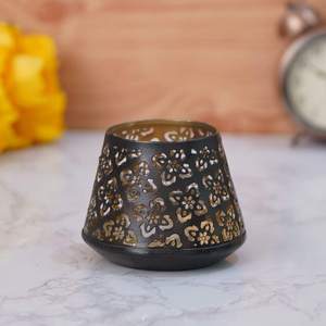 Porte-bougie votif en fer de style antique avec finition noire et motifs découpés pour une décoration romantique de table de mariage - Product Image 4