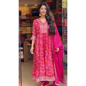 ชุดเดรส Anarkali ลายพิมพ์ดิจิทัล พร้อมกางเกงและผ้าคลุมไหล่ สำหรับงานแต่งงาน ทำจากโพลีเอสเตอร์ - Product Image 2