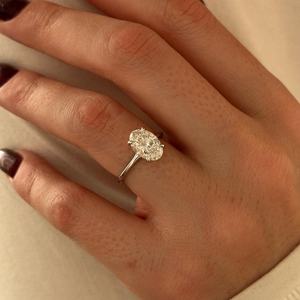 Anillo de Compromiso Minimalista con Diamante Ovalado de 2 Quilates Cultivado en Laboratorio, Anillo de Propuesta Minimalista de 1.3MM en Oro Blanco de 14K, Certificado IGI - Product Image 6