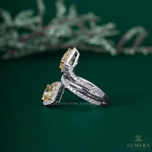 Bague de fiançailles de luxe Toi et Moi en or 9k/10k/14k/18k avec diamant jaune fantaisie de laboratoire taille coussin et double halo, clarté VVS - Product Image 5