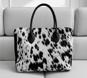 Bolso tote grande de piel de vaca con pelo, color marrón y blanco, piel de vaca auténtica con asas de cuero - Product Image 1