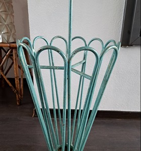 Décoration d'entrée de maison qui ajoute une touche vintage et élégante aux entrées de maison tout en gardant les parapluies bien rangés, provenant d'Inde. - Product Image 4