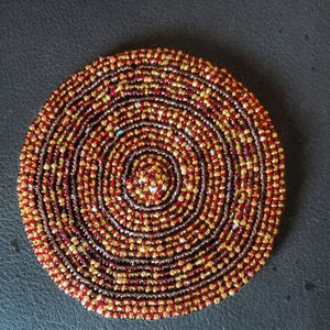 Posavasos Bordado a Mano con Cuentas, Diseño Artesanal Intrincado para Tazas de Té y Café - Product Image 1