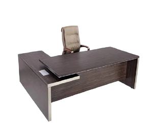 Escritorio de oficina ejecutivo moderno con retorno lateral, acabado en madera, marco de metal, estantes de almacenamiento y cajones de archivos - Product Image 3