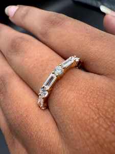 Bague éternelle unisexe en or massif 14 carats avec diamants de laboratoire ronds et baguette, bijoux fins modernes pour petite amie - Product Image 2