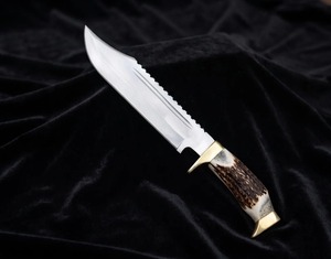 Cuchillo Bowie de Caza de Acero D2 con Hoja de Punta Caída y Borde Dentado, Mango de Asta de Ciervo, Hecho a Mano y Personalizado - Product Image 1