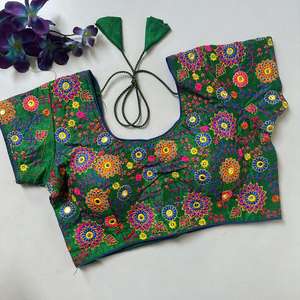 Blouse Prête à Porter en Soie Fantaisie, Modèle Designer, avec Détails de Conception sur un Côté et Dos Superbe, pour un Style Multi-Usages - Product Image 3