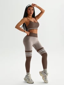 Ensemble de sport deux pièces sans coutures avec débardeur court à empiècements contrastants et legging de course froncé effet push-up - Product Image 3
