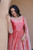 Tenues de mariage traditionnelles indiennes en soie Georgette, Salwar Kameez, robes Anarkali, avec broderie lourde de sequins et de Zari, et bordure ajourée.