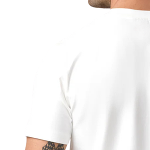 เสื้อยืดคอกลมสีขาวล้วนสำหรับผู้ชาย ผ้าฝ้าย 100% แขนสั้น ทรงปกติ สวมใส่สบายๆ สำหรับฤดูร้อน รับสกรีนโลโก้ด้านหน้า รับผลิตแบบ OEM ODM ขายส่ง - Product Image 4