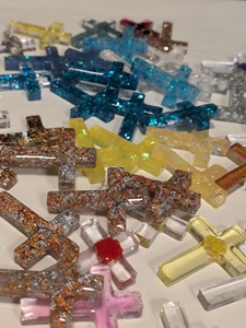 Croix carrée en résine ILAHI, motif folklorique découpé, design artistique avec motifs simples, bords lisses, couleurs vibrantes, haute qualité - Product Image 1