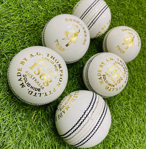ลูกคริกเก็ตคุณภาพพรีเมียม Best Kookaburra Turf แบบ 4 ลูก น้ำหนัก 156 กรัม สำหรับการแข่งขันจริง ทำจากหนังสีขาว แกนคอร์ก - Product Image 1