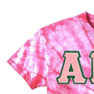 Camiseta con estampado de letras AKA y efecto tie-dye, diseño de remolinos en rosa y blanco, camiseta de manga corta con gráfico de letras griegas AKA - Product Image 3
