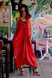 Robe longue en rayonne tie-dye rouge rubis pour femme, sans manches, coupe ample, col en V profond, robe longue pour les vacances - Product Image 3