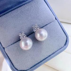 ต่างหูเงินแท้ S925 ประดับมุกธรรมชาติทรงกลมขนาด 10-11 มม. ฝังเพชรซิคอนสีขาว ดีไซน์คลาสสิก พร้อมตำหนิเล็กน้อย - Product Image 1