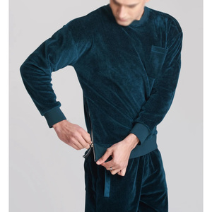 ชุดเสื้อและกางเกงสเวตเตอร์พรีเมียมลายกราฟิก สวมใส่สบาย ทรงโอเวอร์ไซส์ เหมาะสำหรับสตรีทแวร์ ลุคสบายๆ หรือการเดินทาง - Product Image 5