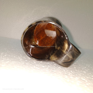 Haute demande Super qualité Tasse en corne de boeuf avec loup imploré à la main Tasse à bière Tasse à eau Technique sculptée polie Avec sculpté personnalisé - Product Image 3