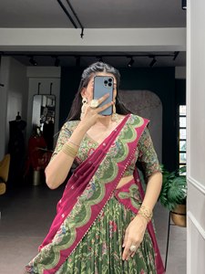 ชุดเลเฮนกาสำหรับงานแต่งงานแบบดั้งเดิม พร้อมลวดลายสีทองและดีไซน์หรูหรา - Product Image 3