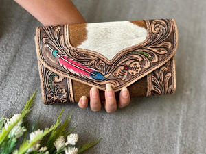 Pochette usinée occidentale faite à la main Style Vintage Design Antique cheveux de vachette sur portefeuille en fourrure avec fentes pour cartes de crédit - Product Image 2