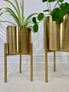 Juego de 3 macetas de metal dorado, perfectas para decoración de eventos, fiestas y exhibiciones de interiores, venta al por mayor desde India. - Product Image 6