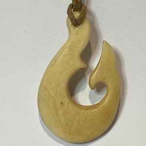 Collar con Colgante de Gancho Tribal Tallado a Mano - Product Image 6