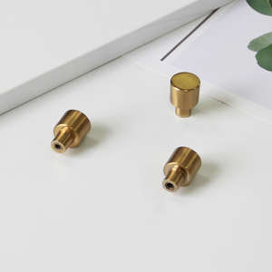 Poignée de meuble moderne en alliage de zinc brossé doré, bouton de tiroir minimaliste, écologique et durable TRACLAP pour cuisine et chambre à coucher - Product Image 4