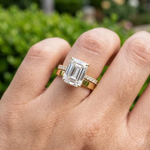 Anillo de Compromiso con Diamante Corte Esmeralda, Banda de Oro Amarillo con Piedras Laterales Pavé, Joyería Clásica para Mujer - Product Image 6