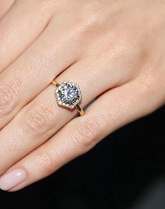 Bague classique vintage en or massif 14 carats avec diamant de laboratoire rond de 1,00 carat, formes hexagonales, pour femme, surprise de mariage - Product Image 6