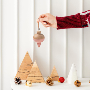Adornos Navideños de Madera, Pintados a la Mitad en Rosa, Juego de 6 Decoraciones para Árbol - Product Image 4