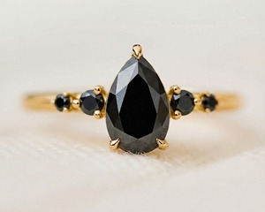 Bague de fiançailles minimaliste en diamant noir poire avec accents ronds en argent massif 925, 1,75 CT, cadeau pour femme de créateur - Product Image 4