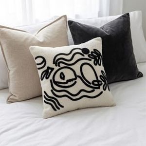 Coussin carré en coton le plus vendu avec broderie noire de dessin animé, design minimaliste, housse lavable - Product Image 4