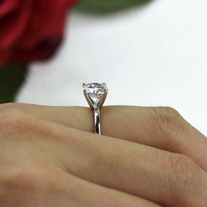 Anillo de Cumpleaños con Diamante Blanco Redondo Precioso en Corte Solitario para Ella, con un Elegante Acabado en Plata de Ley para Uso Diario - Product Image 6