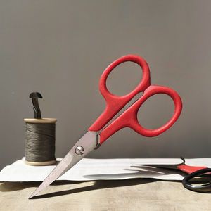 Tijeras de Bordado y Costura Japonesas de Acero Inoxidable 420J2 con Punta Fina y Borde Liso de 4 Pulgadas, con Mango de Nailon Rojo para Uso de Sastre - Product Image 1