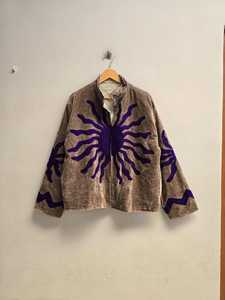 Veste Suzani en velours brodée à la main, motif soleil violet saisissant, style bohème, pour femme, manteau artisanal ethnique, blazer d'hiver pour festival - Product Image 3