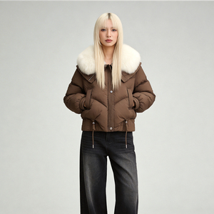 Veste matelassée courte pour femme avec col en fourrure de renard - Manteau d'hiver 90% duvet de canard blanc avec écharpe intégrée, respirant, chaud, à capuche, parka personnalisable - Product Image 1