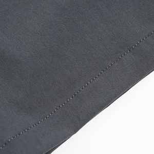 Camisa de Trabajo Unisex de Manga Corta, Azul Marino, Gris, con Detalles Rojos, Transpirable, No Tóxica, con Serigrafía, Uniforme de Poliéster OEM - Product Image 2