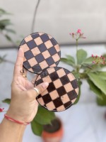 Sous-verres en cuir artisanal de créateur, motif damier, style vintage fait main, pour la décoration de table (vente en gros)