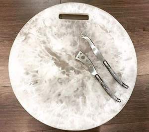 Planche à découper ronde en résine faite à la main, durable, résistante au lave-vaisselle, pour viande, fruits, légumes, petit-déjeuner, pièce unique - Product Image 1