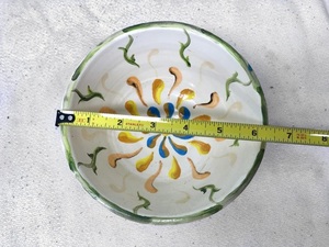 Bol à mélanger en céramique rustique avec motif floral peint à la main, forme profonde et incurvée, et finition artisanale charmante - Product Image 5
