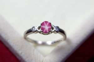 Anillo Clásico de Plata 925 para Mujer con Rubí Rosa Ovalado, Anillo de Compromiso con Engaste de Garras, Regalo para Mujer para Ocasiones Especiales - Product Image 4