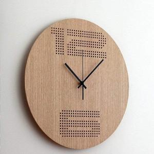 Horloge murale ronde moderne en bois avec chiffres découpés, aiguilles noires minimalistes, mouvement silencieux à balayage continu, design décoratif pour la maison - Product Image 4