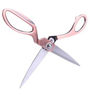 Outil de couture à poignée lisse avec construction durable et manipulation facile pour la découpe de tissus et la confection de ciseaux de tailleur - Product Image 6
