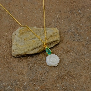 Pendentif Fleur de Rose Blanche Sculptée en Nacre, Collier Plaqué Or Fait Main, Coquillage, Bijou Bohème Tendance, Charme Mariage - Product Image 3